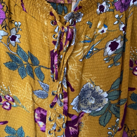 ✨Off the shoulder cropped blouse. - Picture 3 of 3